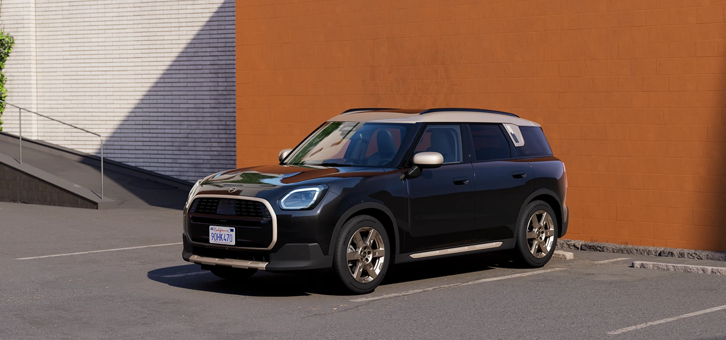 Front side view of the MINI Countryman in Midnight Black and Vibrant Silver roof parking.