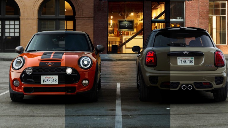 İki yeni MINI Cooper S, şık görünümlü bir kafenin ön tarafına park edilmiş, biri önden diğeri arkadan bakılmış.