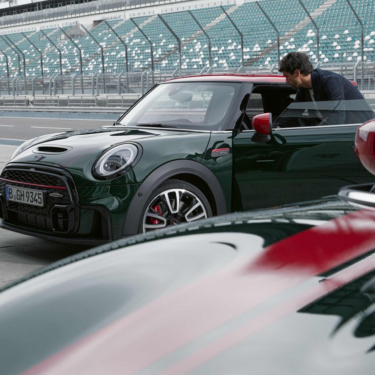 MINI John Cooper Works Clubman – yeşil ve kırmızı – yandan görünüm