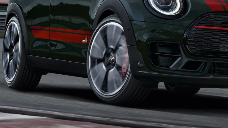 MINI John Cooper Works Clubman – önden görünüm – yarış pisti