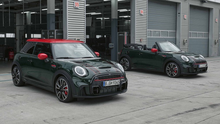 MINI John Cooper Works – önden görünüm yeşil ve kırmızı – model karşılaştırması