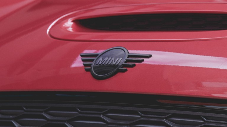 MINI Clubman - kırmızı ve siyah - kaput üzeri logo