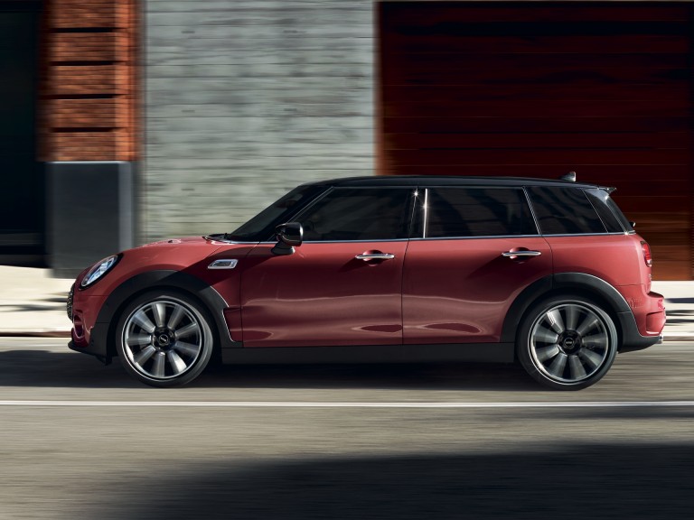 MINI Clubman - kırmızı ve siyah - yandan görünüm