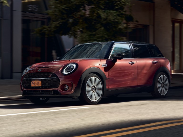 MINI Clubman - kırmızı ve siyah - yandan görünüm