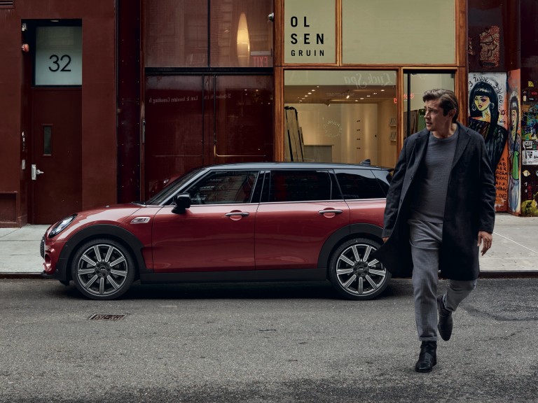 MINI Clubman - kırmızı ve siyah - yandan görünüm