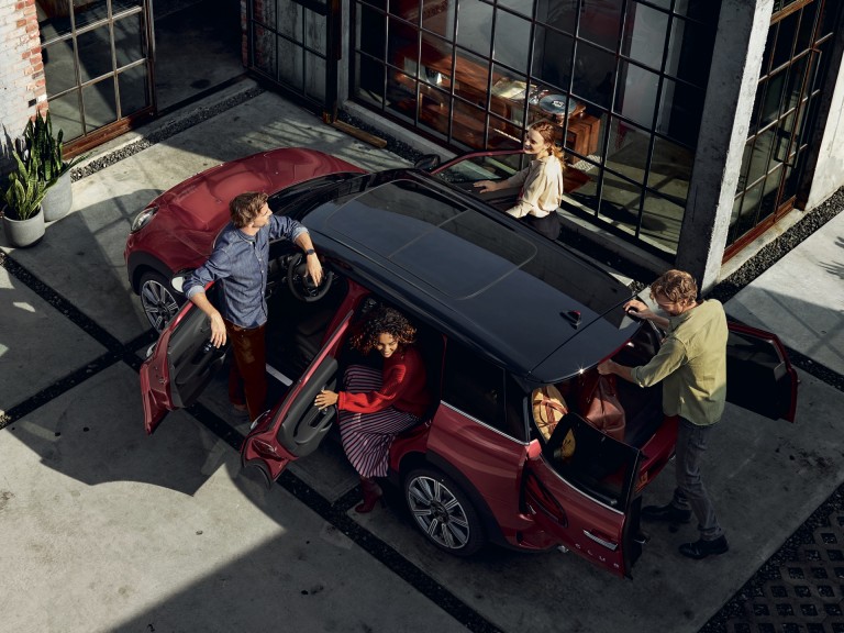 MINI Clubman - kırmızı ve siyah - tüm kapılar açık durumda