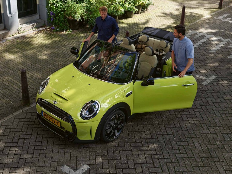 MINI Cabrio – sarı – önden görünüm