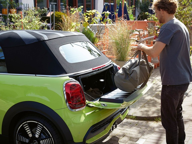 MINI Cabrio – kolay yükleme – bagaj alanı
