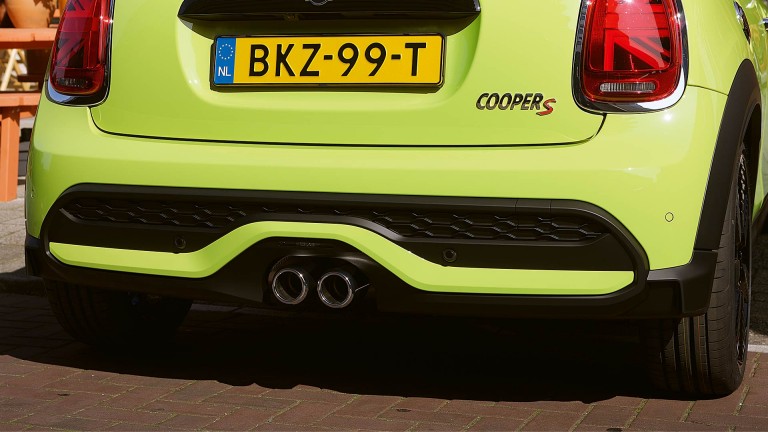 MINI Cabrio – egzoz çıkışı – arka tampon