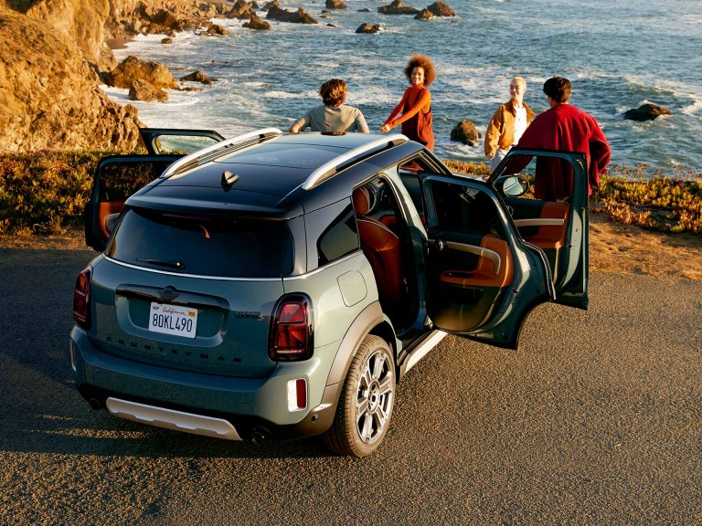 MINI Countryman F60 – yeşil ve siyah – geniş alan ve ferahlık